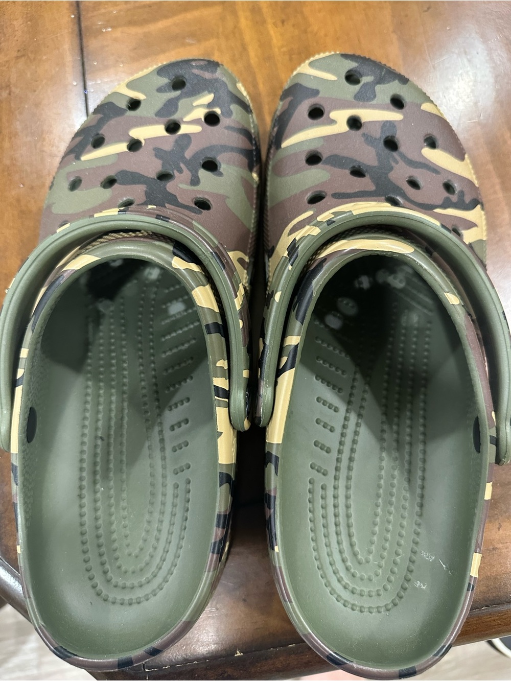 CROCS Men's classic Camo Slip-On Clogs